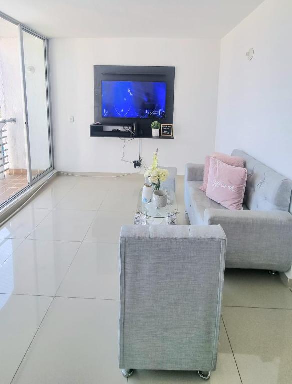 a living room with a couch and a tv at Amplio y Residencial piso 9 in Cartagena de Indias