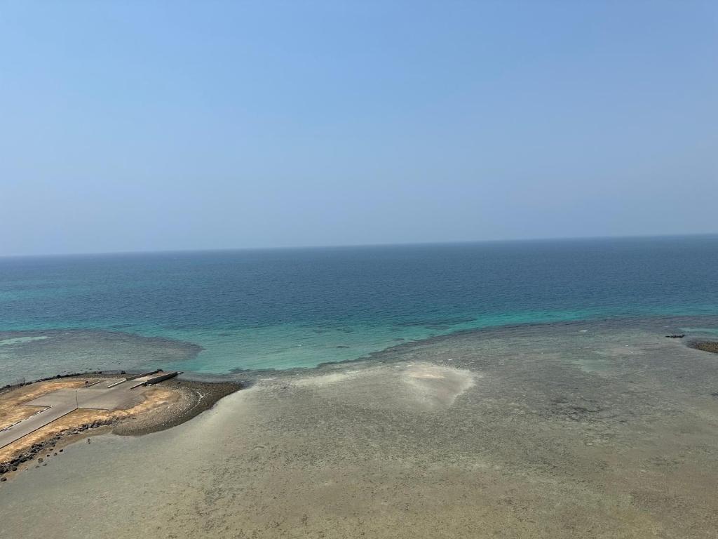 an aerial view of a beach with the ocean at اطلالة الحوراء in Umm Lujj