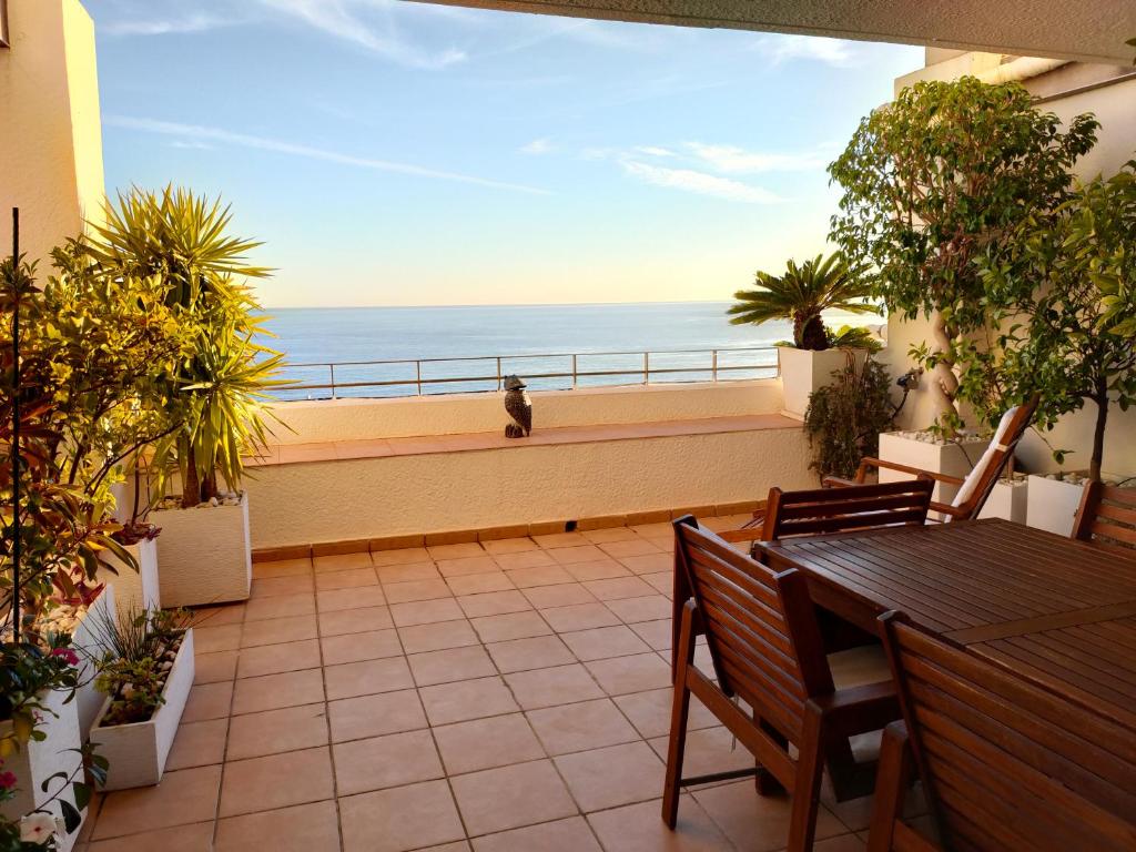 een balkon met een tafel en uitzicht op de oceaan bij Piso en la primera linea del mar con 2 dormitorios in Benidorm