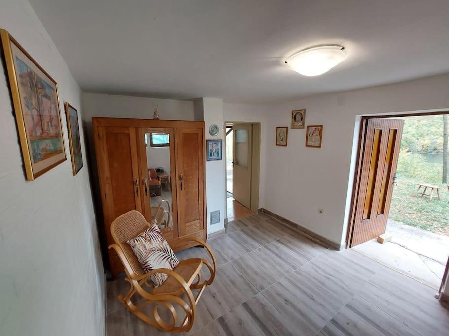 Posezení v ubytování "Kod dva kestena"Warm and cozy house with lake view sauna