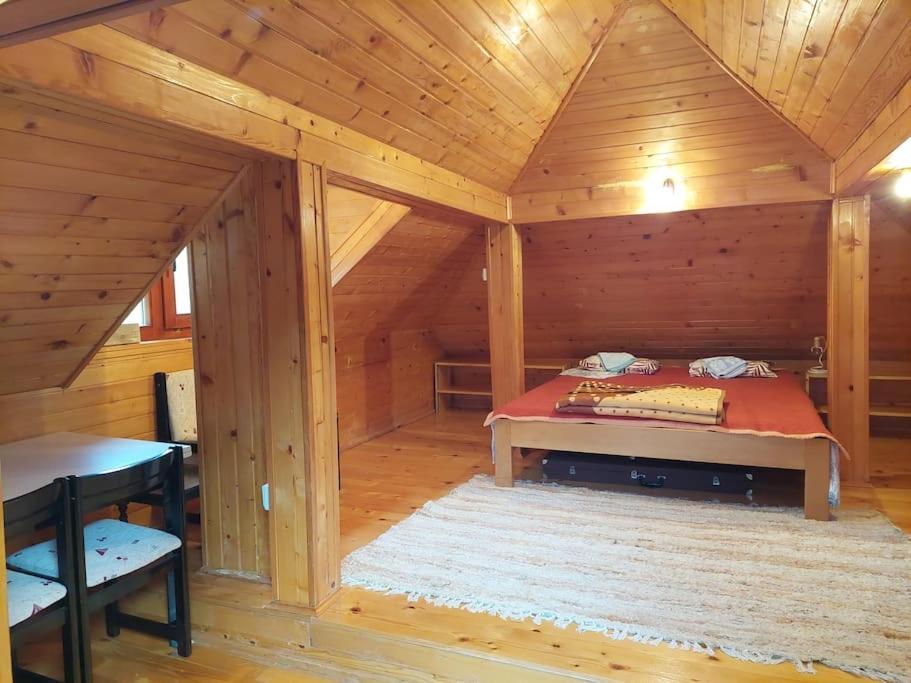 Postel nebo postele na pokoji v ubytování "Kod dva kestena"Warm and cozy house with lake view sauna