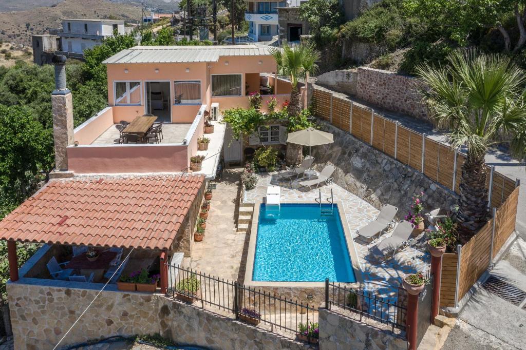 een luchtzicht op een huis met een zwembad bij Eleni villa in Saktoúria