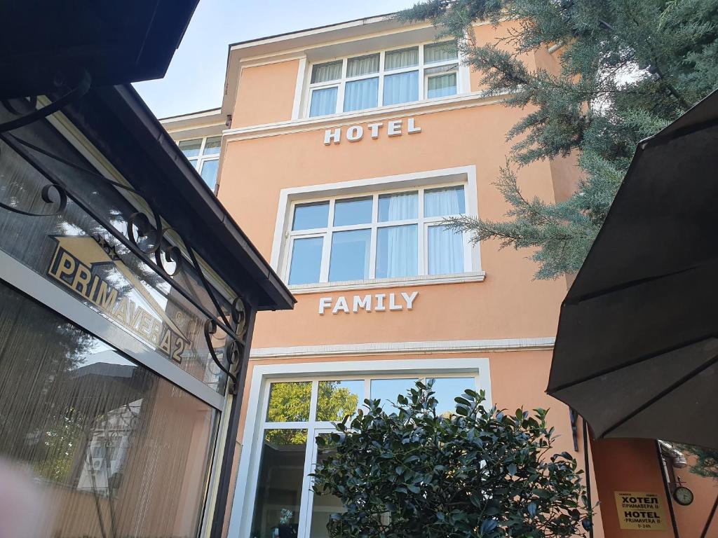een roze gebouw met de woorden hotel en familie bij Primavera 2 Hotel in Pazardzhik