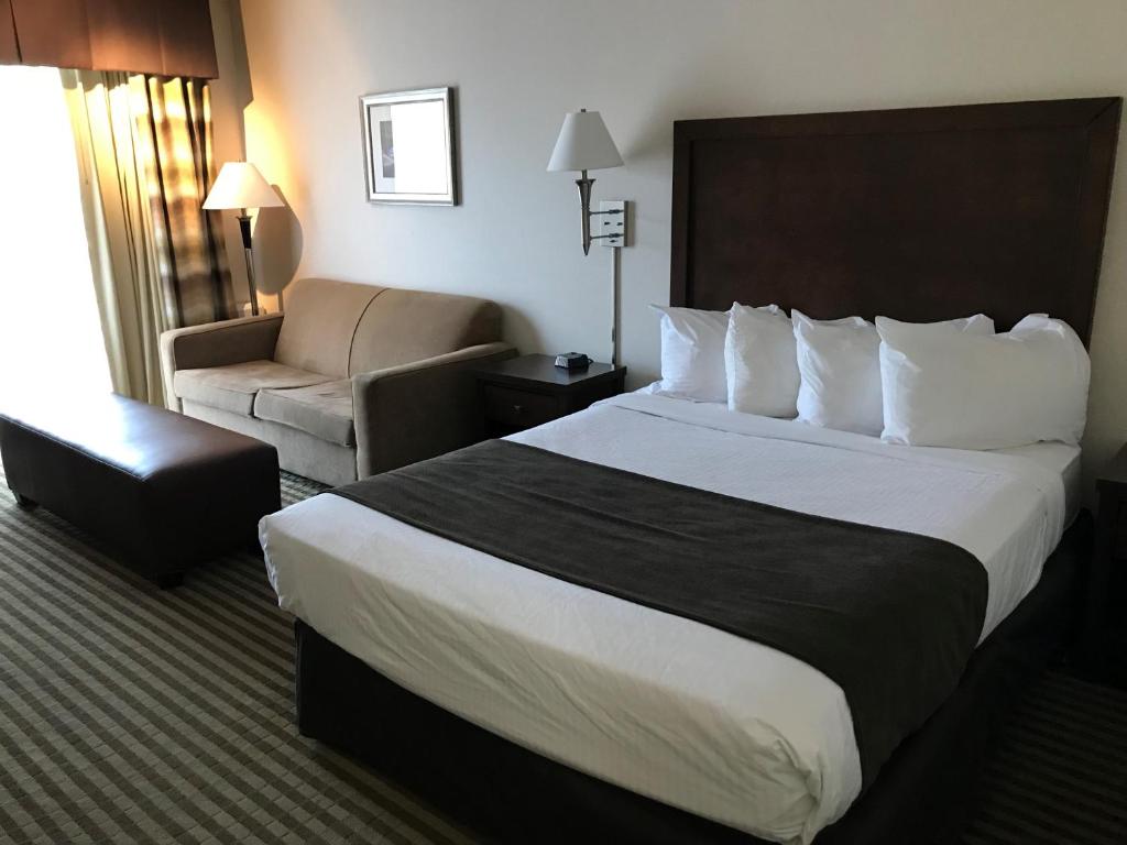 Powell River Town Centre Hotel - Queen Room With Garden View