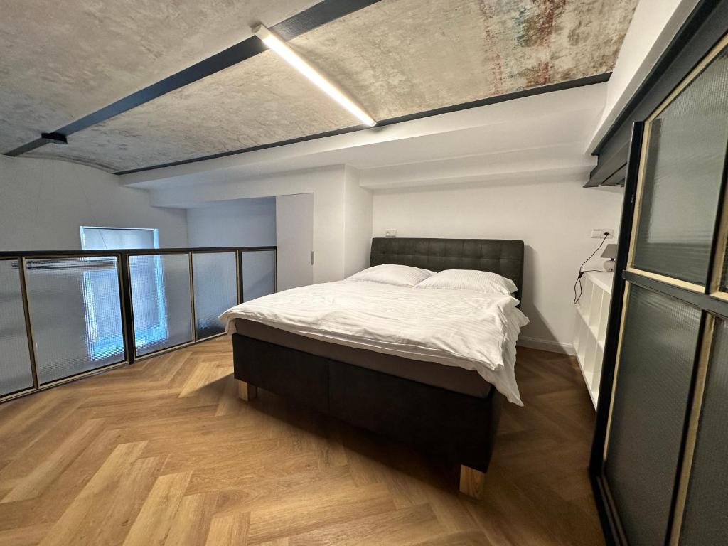 Postel nebo postele na pokoji v ubytování Entrez Apartments Baštová - City centre