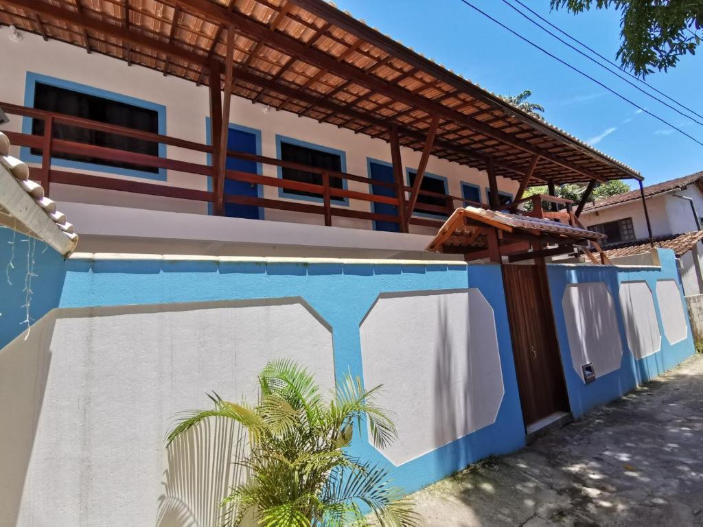 a house with a blue and white wall at Suite Grega 5- Centro da Vila Abrãao in Abraão