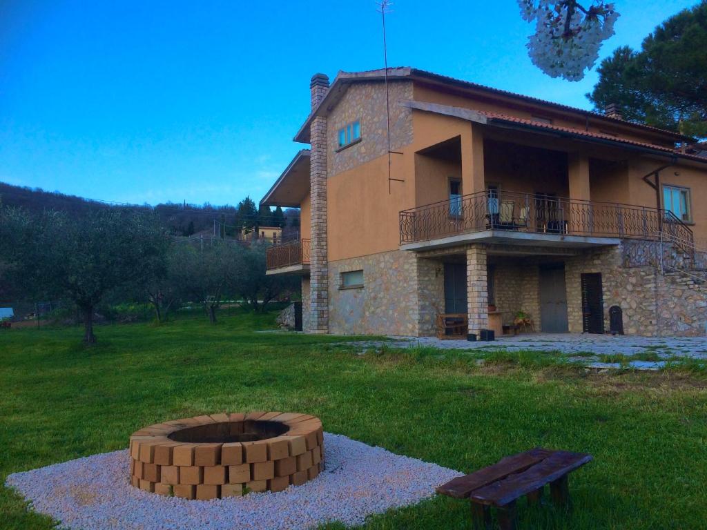 une maison avec un foyer extérieur en face de celle-ci dans l'établissement Villa Velia Elmo, à Elmo