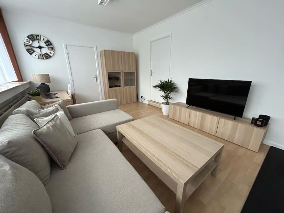 a living room with a couch and a coffee table at Appartement Brussels Expo Atomium in Grimbergen