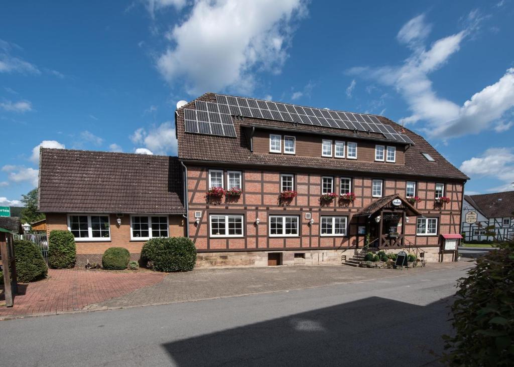 un edificio con paneles solares en el techo en Landhotel für Familien und Firmen en Schönhagen