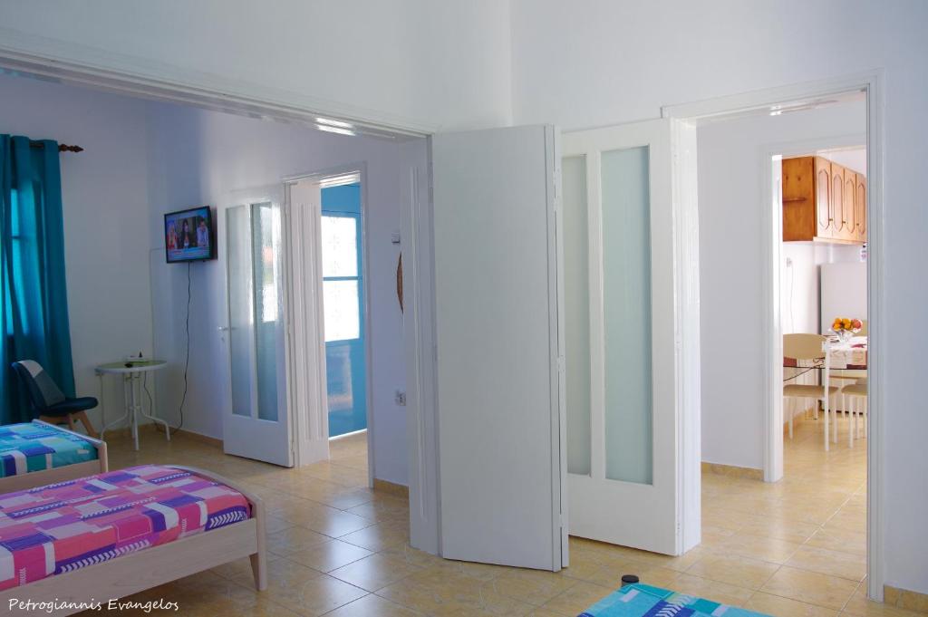 een kamer met een slaapkamer met een bed en een tafel bij Garden house in Amarinthos