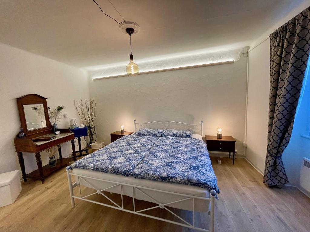Postel nebo postele na pokoji v ubytování 1912 - Blue Room - old town