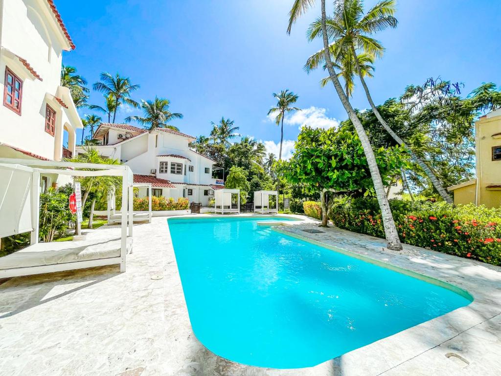 - une piscine en face d'une maison dans l'établissement CARIBBEAN Paradise WIFi HOTEL BAVARO Beach CLUB & SPA, à Punta Cana