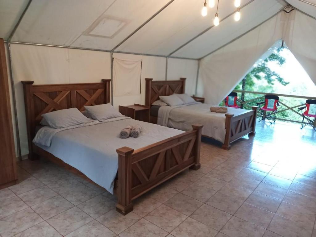 Postel nebo postele na pokoji v ubytování Volcano Tenorio Glamping Ranch - 3 Tents