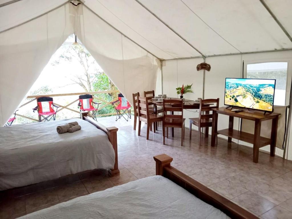 Postel nebo postele na pokoji v ubytování Volcano Tenorio Glamping Ranch - 3 Tents