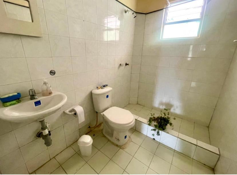 ein Bad mit einem WC und einem Waschbecken in der Unterkunft Barbosa Finca el paraíso in Barbosa