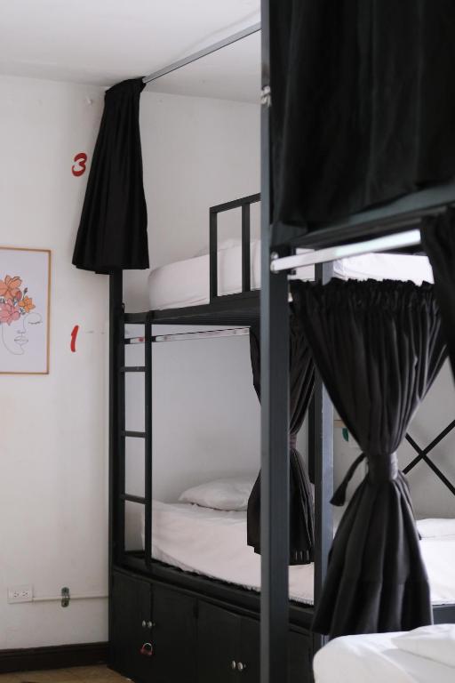 Rúm í herbergi á La Palmera Hostel