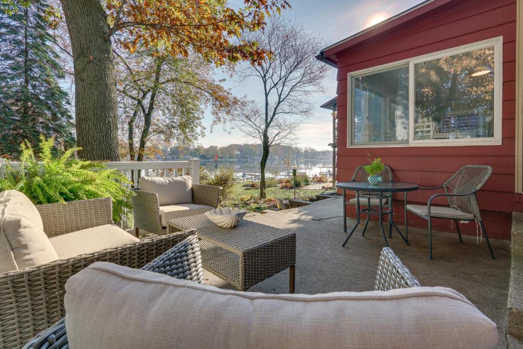 un patio con muebles de mimbre y una mesa en una casa en Lakefront Getaway in Leesburg with Dock and Kayaks!, 
