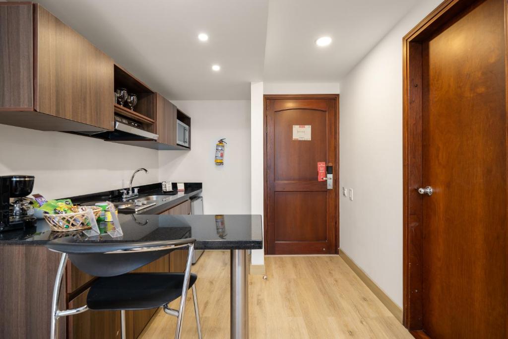 A cozinha ou kitchenette de Leblón Suites Hotel