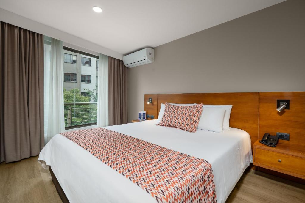 Uma cama ou camas num quarto em Leblón Suites Hotel