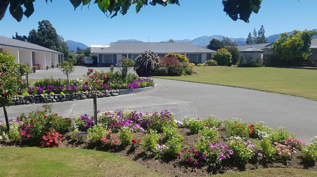 a garden of flowers in a driveway at Mount Hutt Motels in Methven