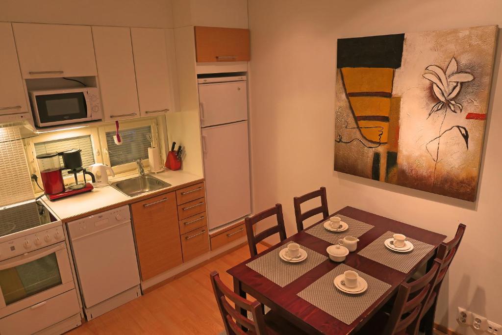 Кухня или мини-кухня в Apartments Tähtitahko
