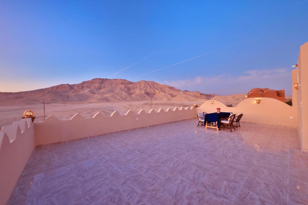 uma vista para o deserto a partir do telhado de uma casa em El Hanna Valley View em Luxor