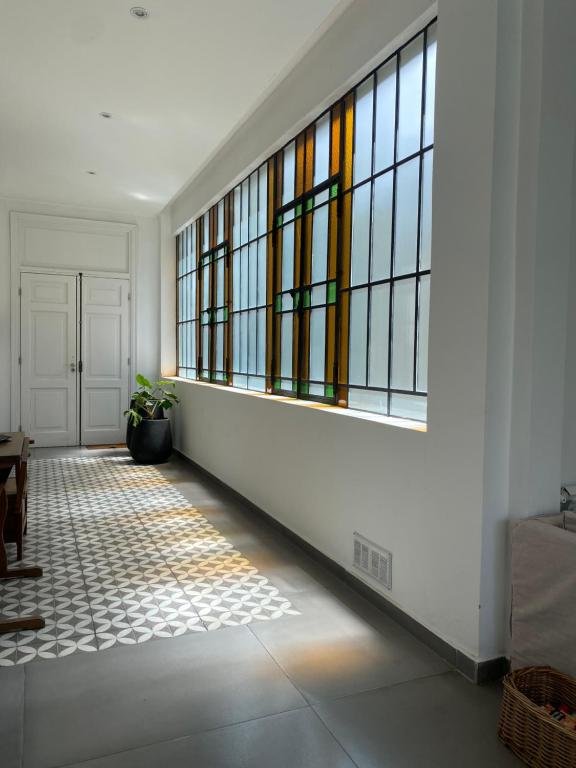 a hallway with stained glass windows in a house at Casa céntrica con pileta y parrilla in Tandil