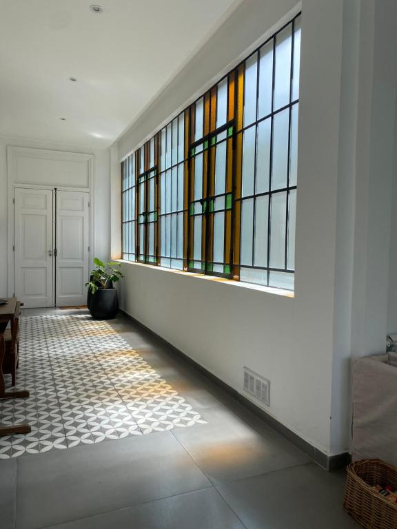 un pasillo con vidrieras en una casa en Casa remodelada con pileta y parrilla en Tandil