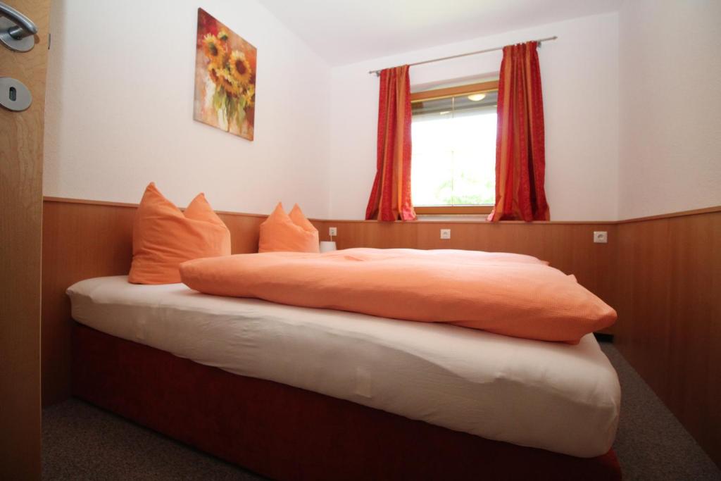 A bed or beds in a room at Haus Peter Schiestl