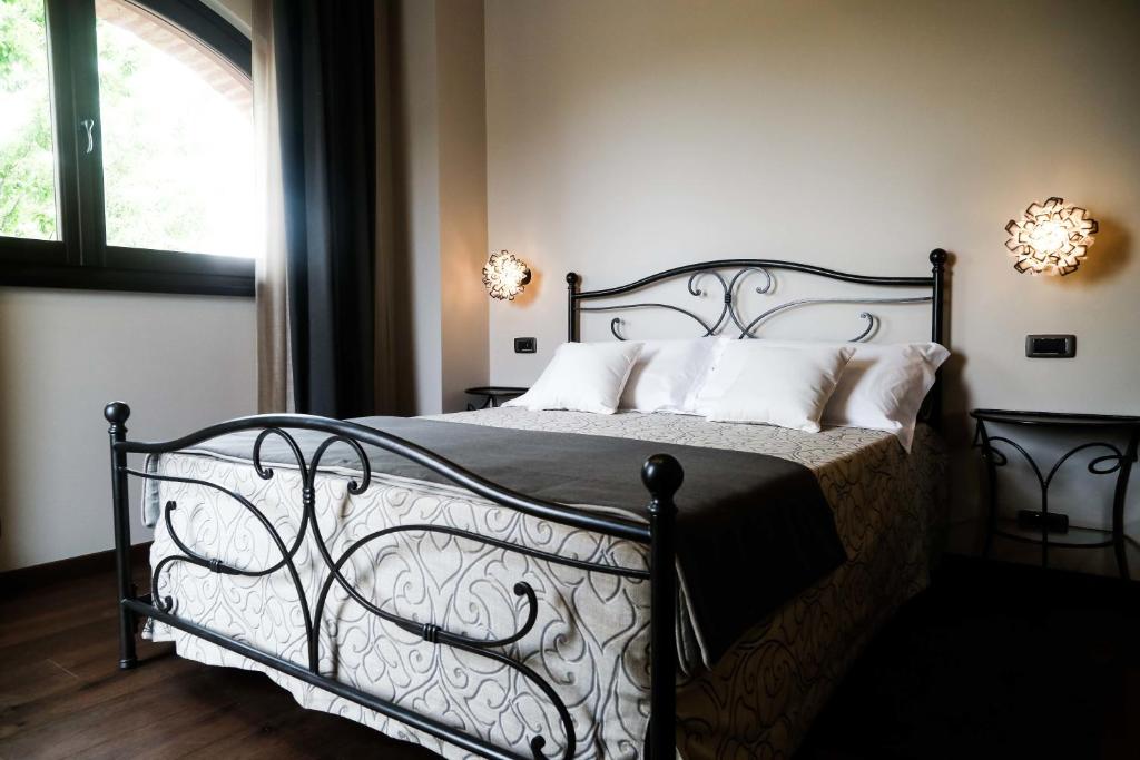 Łóżko lub łóżka w pokoju w obiekcie Cascina Cortine