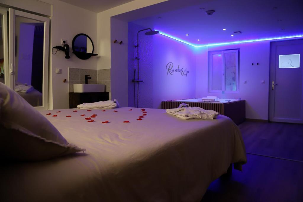 Postel nebo postele na pokoji v ubytování Love room Unique - Sauna / Jacuzzi