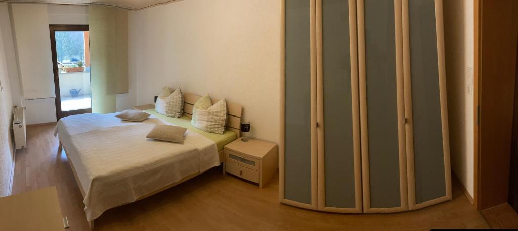 um pequeno quarto com uma cama e uma cómoda em Ferienwohnung am Schloss 
