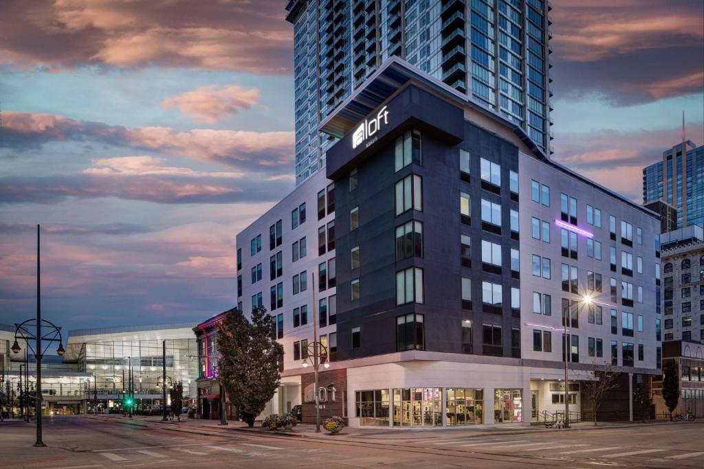 un edificio de hotel con un cartel en el costado en Aloft Denver Downtown, en Denver