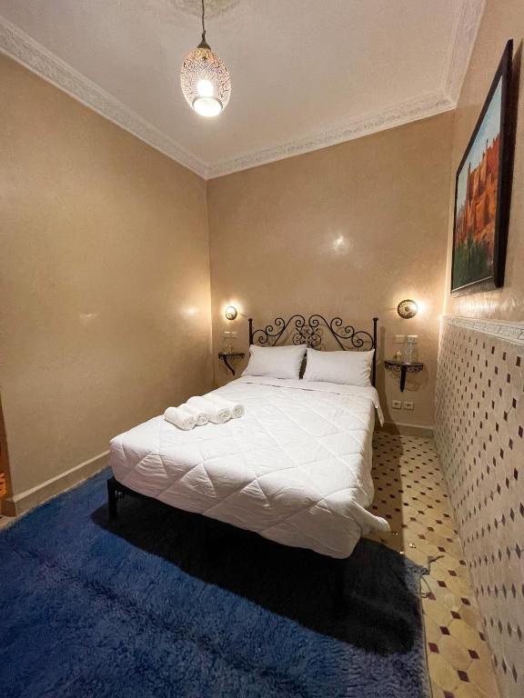 Postel nebo postele na pokoji v ubytování RIAD GJULJA