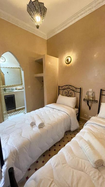 Postel nebo postele na pokoji v ubytování RIAD GJULJA