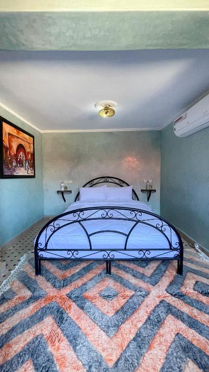Postel nebo postele na pokoji v ubytování RIAD GJULJA