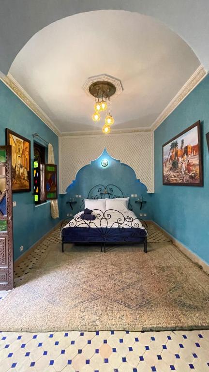 Postel nebo postele na pokoji v ubytování RIAD GJULJA