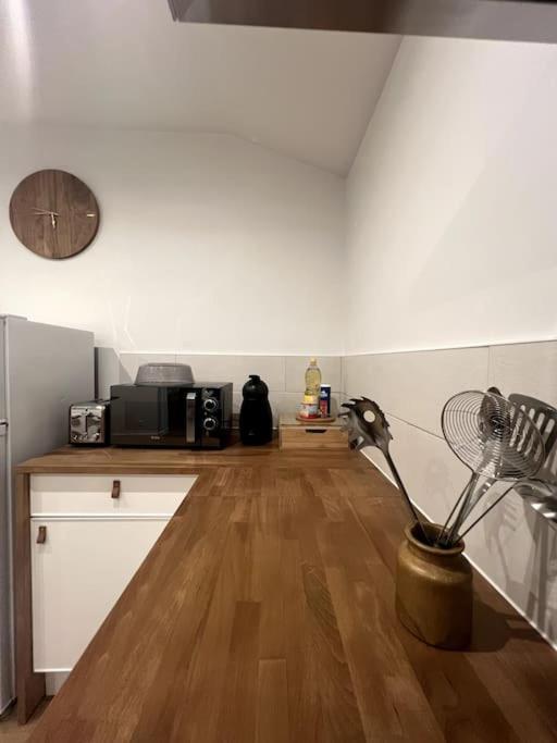 A kitchen or kitchenette at Jolie maison avec courette
