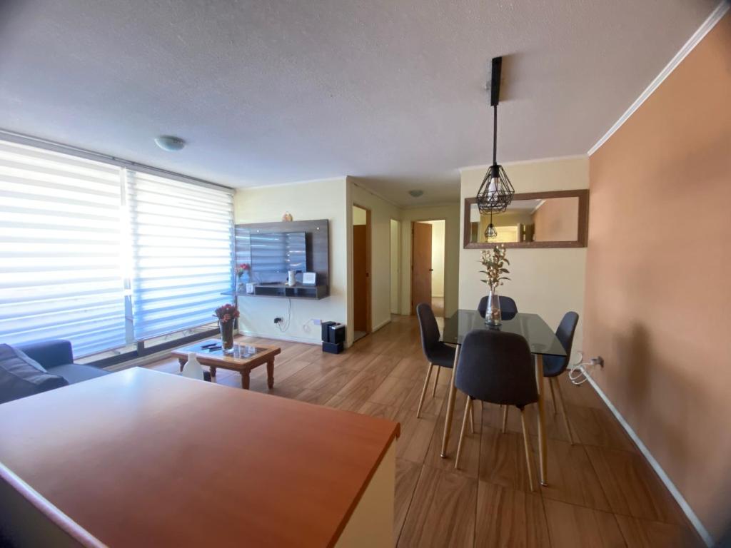 - un salon avec un canapé et une table dans l'établissement Apartamento centrico, à Curicó