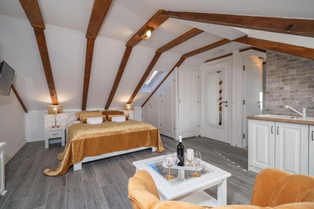 a bedroom with two beds and a table in a room at Rooms&Apartments Tomić in Ston