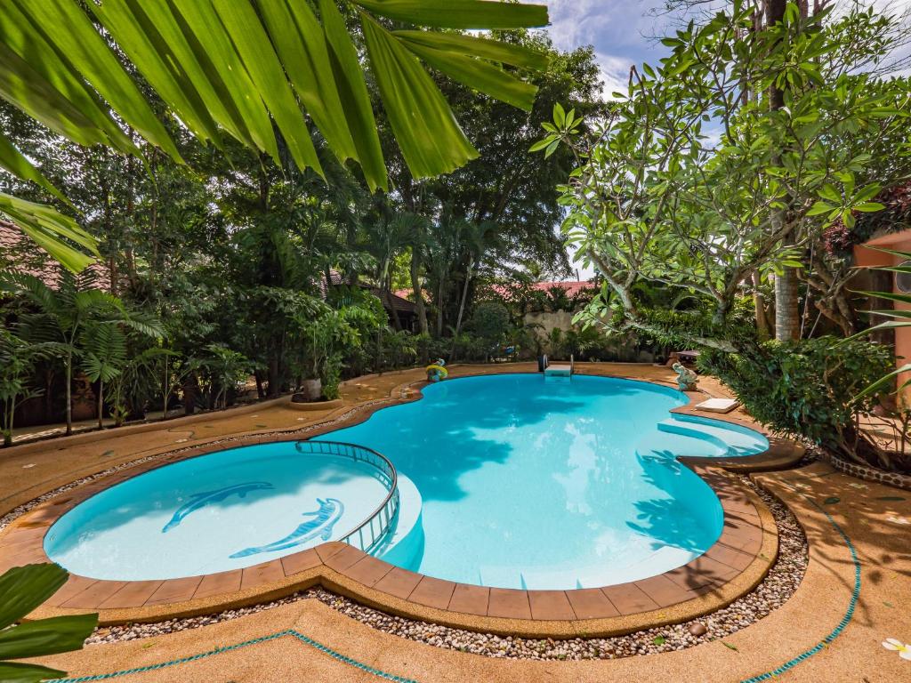 an overhead view of a swimming pool in a resort at Натуральные виллы в тропическом саду in Koh Samui 