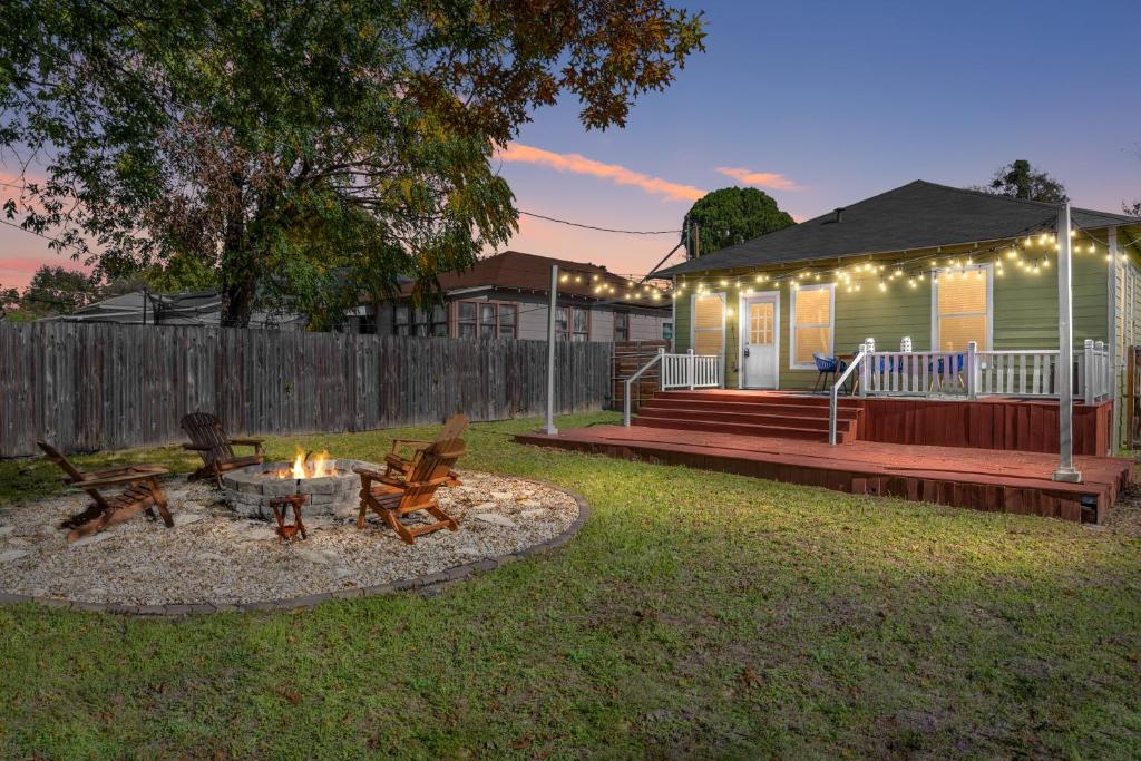 Κήπος έξω από το Charming Craftsman close by Bishop Arts & Downtown