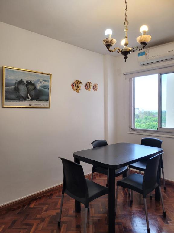 維森特洛佩斯的住宿－Departamento temporario en Olivos，一间用餐室,配有黑色的桌子和椅子