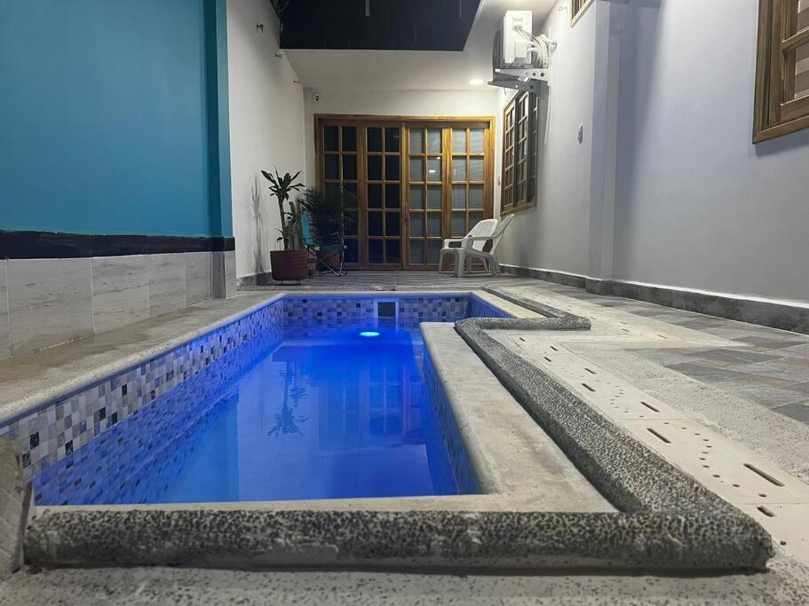 uma piscina no meio de um edifício em Apt 2 Hab con Piscina Privada! Cerca a Playa em San Antero