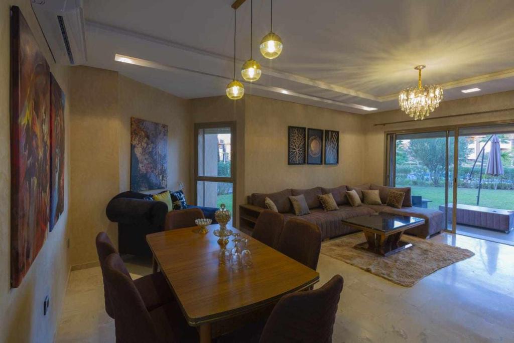 sala de estar con sofá y mesa en Prestigia golf city porte agate en Marrakech