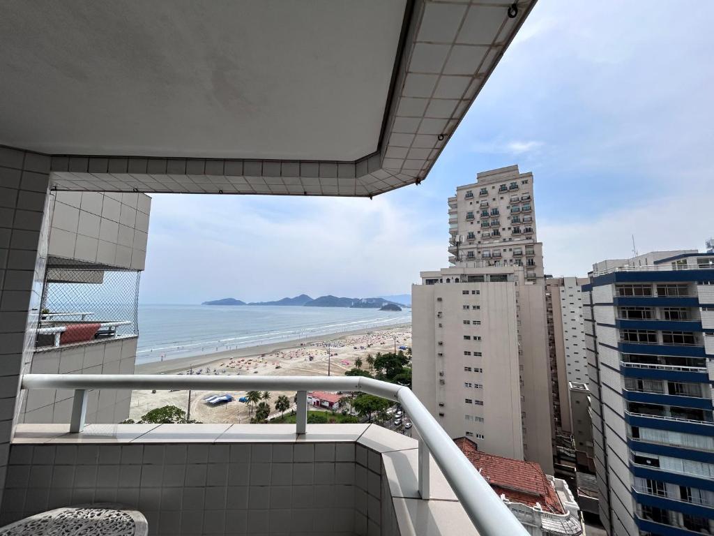 balkon z widokiem na plażę i budynki w obiekcie Apartamento no Mercure - canal 3 w mieście Santos
