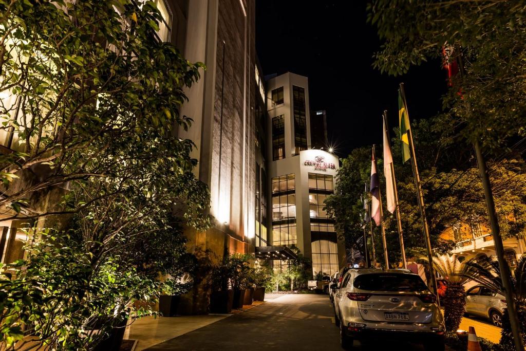Crowne Plaza Asunción, an IHG Hotel في أسونسيون: سيارة متوقفة أمام مبنى في الليل