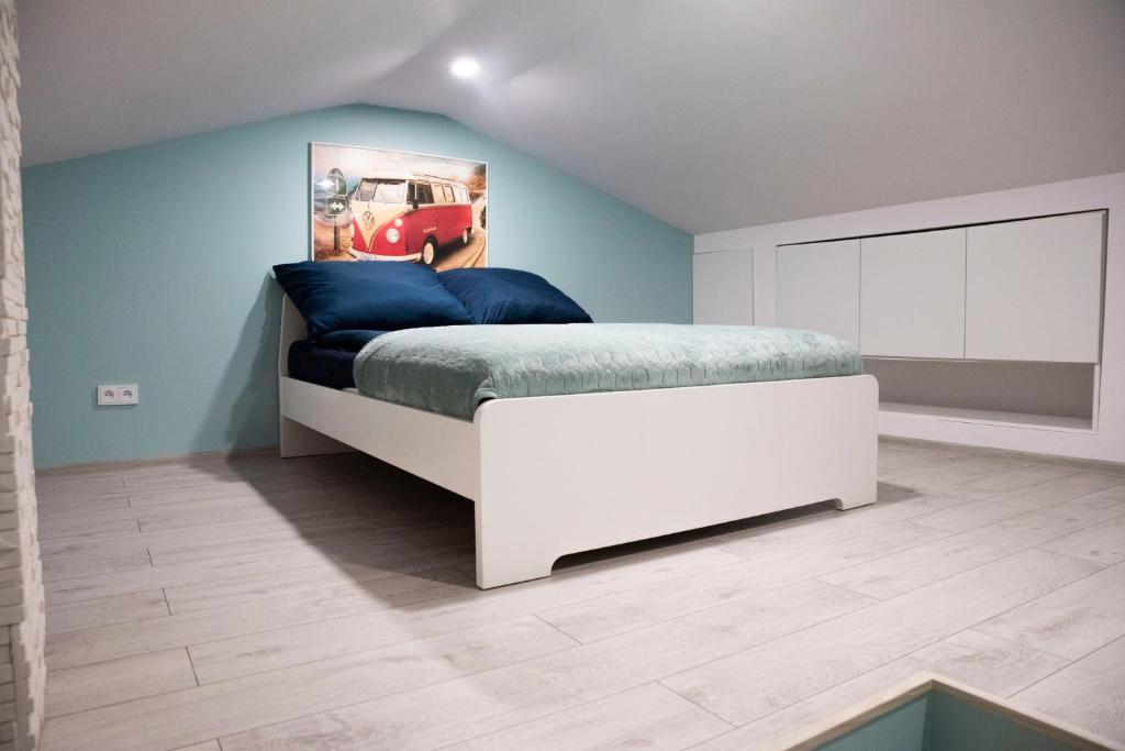 熱舒夫的住宿－Szklane Tarasy Grabskiego，一间卧室配有一张蓝色墙壁的床