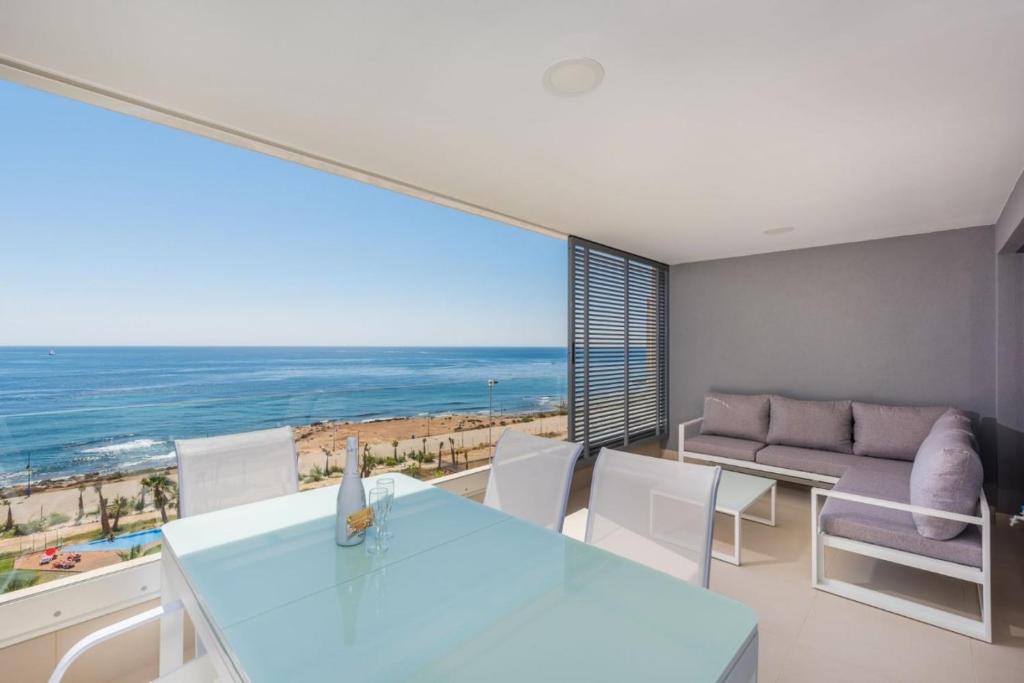 a dining room with a view of the ocean at Apartamento Panorama Mar in Punta Prima