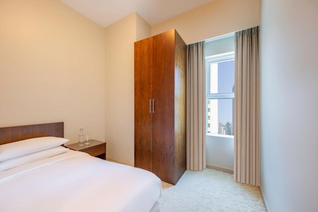 Postel nebo postele na pokoji v ubytování Marriott Executive Apartments City Center Doha